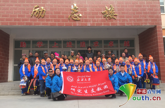 图为新疆大学研支团成员与参加活动的叶城县孩子合影。鲁阳 供图 图为新疆大学研支团成员与参加活动的叶城县孩子合影。鲁阳 供图