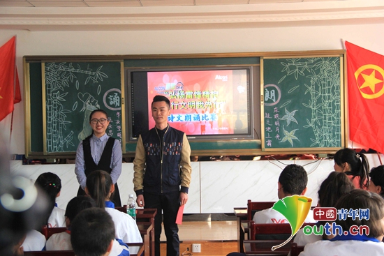 新疆大学研支团成员在叶城二中举办“学习雷锋精神，践行文明我先行”主题朗诵比赛。