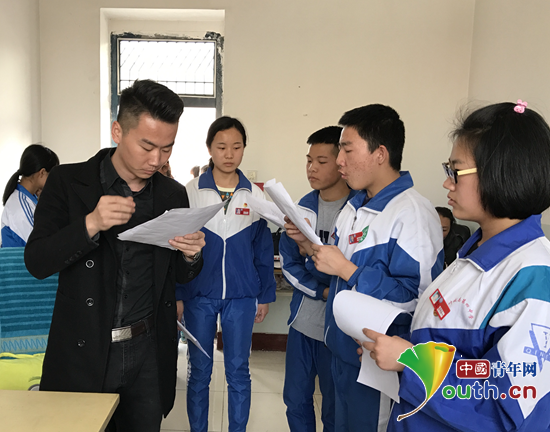 图为新疆大学研支团成员为参赛选手做赛前辅导。新疆大学研支团 供图
