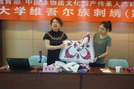 图为新疆大学教授在讲授刺绣材质。